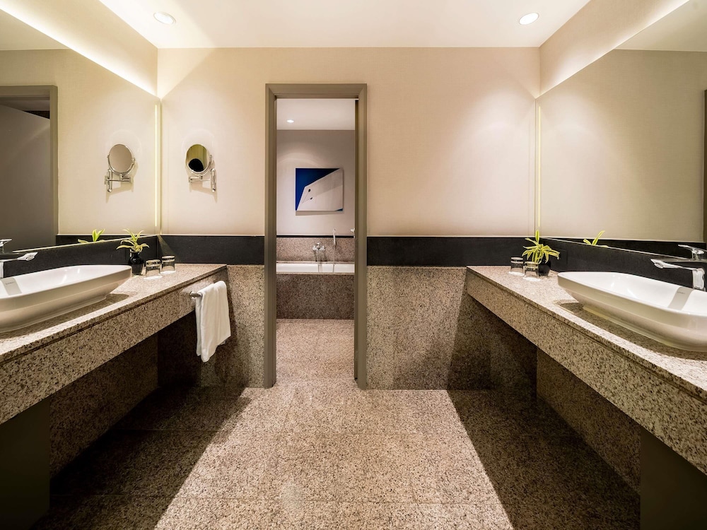 Suite presidencial, 1 cama de matrimonio grande, Acceso al salón del club del hotel Pullman São Paulo Guarulhos Airport