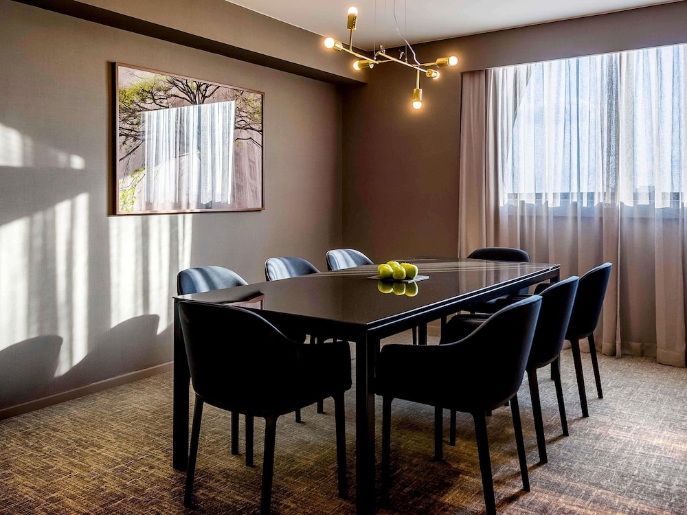 Suite presidencial, 1 cama de matrimonio grande, Acceso al salón del club del hotel Pullman São Paulo Guarulhos Airport. Foto 1