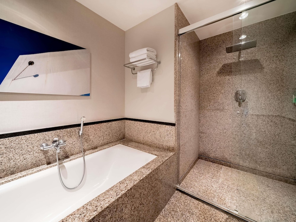Suite presidencial, 1 cama de matrimonio grande, Acceso al salón del club del hotel Pullman São Paulo Guarulhos Airport. Foto 2