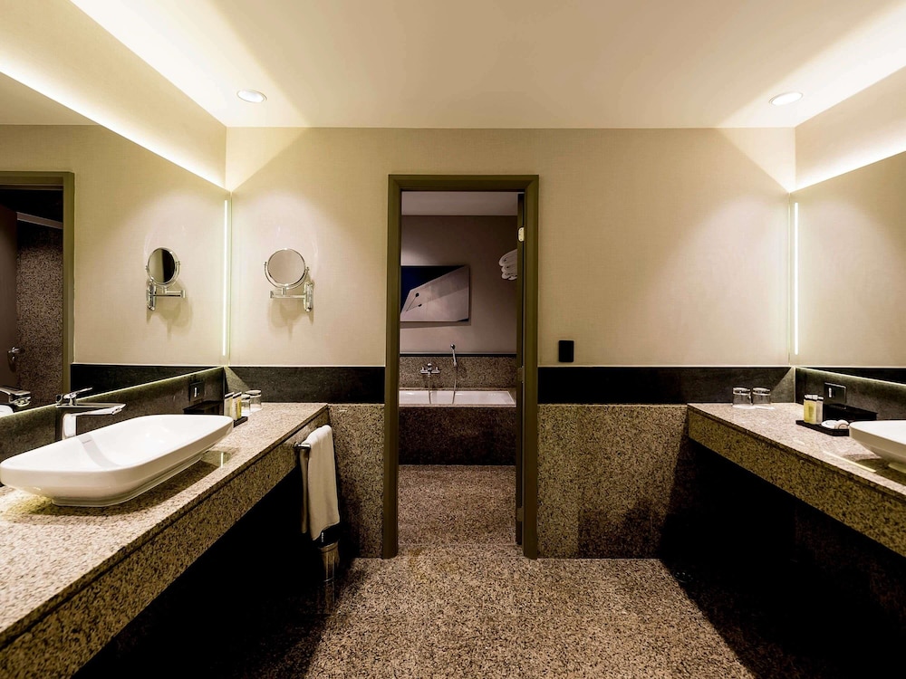 Suite presidencial, 1 cama de matrimonio grande, Acceso al salón del club del hotel Pullman São Paulo Guarulhos Airport. Foto 3