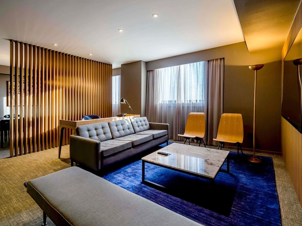 Suite presidencial, 1 cama de matrimonio grande, Acceso al salón del club del hotel Pullman São Paulo Guarulhos Airport. Foto 4