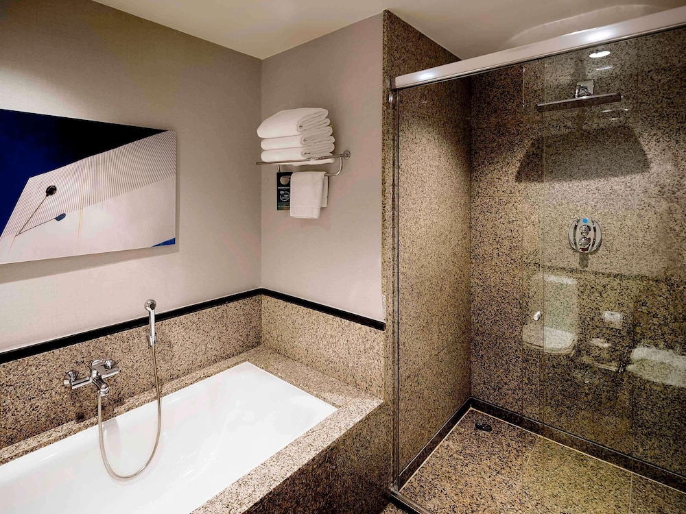 Suite presidencial, 1 cama de matrimonio grande, Acceso al salón del club del hotel Pullman São Paulo Guarulhos Airport. Foto 5