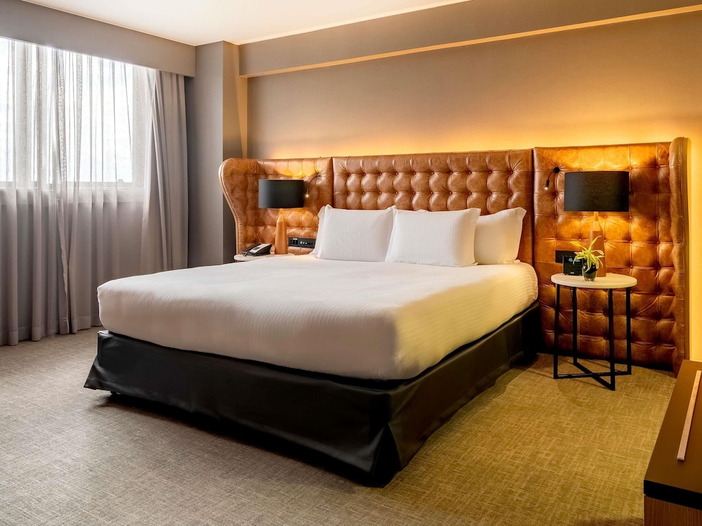 Suite presidencial, 1 cama de matrimonio grande, Acceso al salón del club del hotel Pullman São Paulo Guarulhos Airport. Foto 6