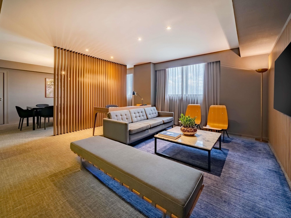 Suite presidencial, 1 cama de matrimonio grande, Acceso al salón del club del hotel Pullman São Paulo Guarulhos Airport. Foto 7