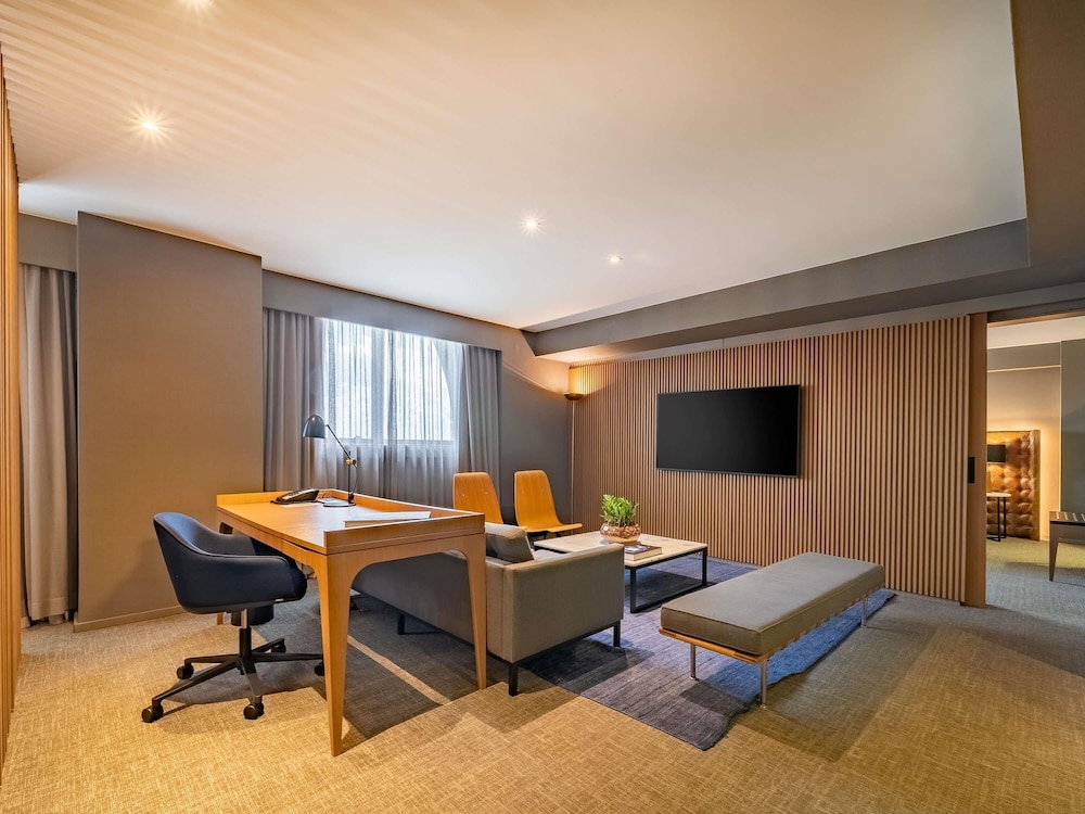 Suite presidencial, 1 cama de matrimonio grande, Acceso al salón del club del hotel Pullman São Paulo Guarulhos Airport. Foto 8