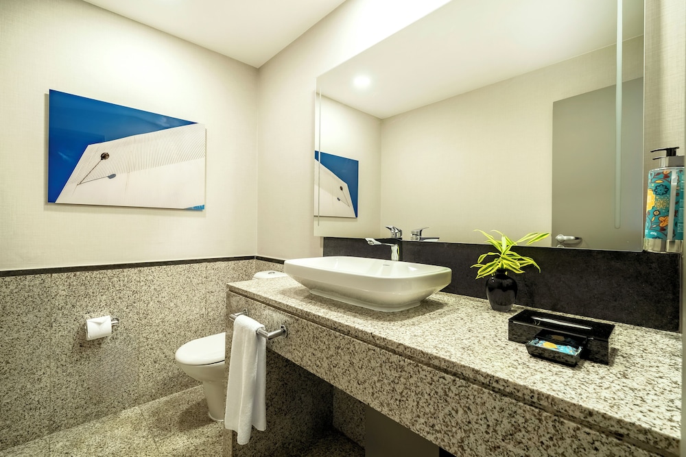 Suite presidencial, 1 cama de matrimonio grande, Acceso al salón del club del hotel Pullman São Paulo Guarulhos Airport. Foto 9