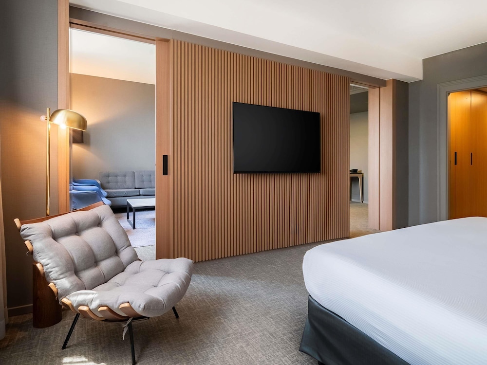 Suite ejecutiva, 1 cama de matrimonio grande, Acceso al salón del club del hotel Pullman São Paulo Guarulhos Airport. Foto 1