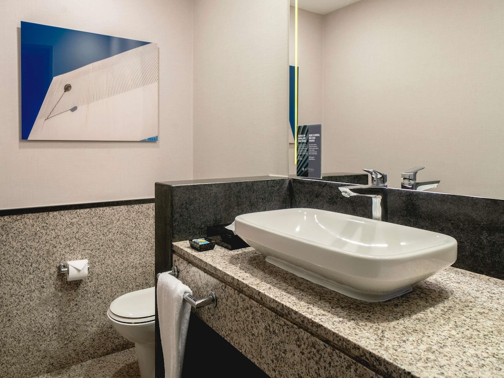 Suite ejecutiva, 1 cama de matrimonio grande, Acceso al salón del club del hotel Pullman São Paulo Guarulhos Airport. Foto 2