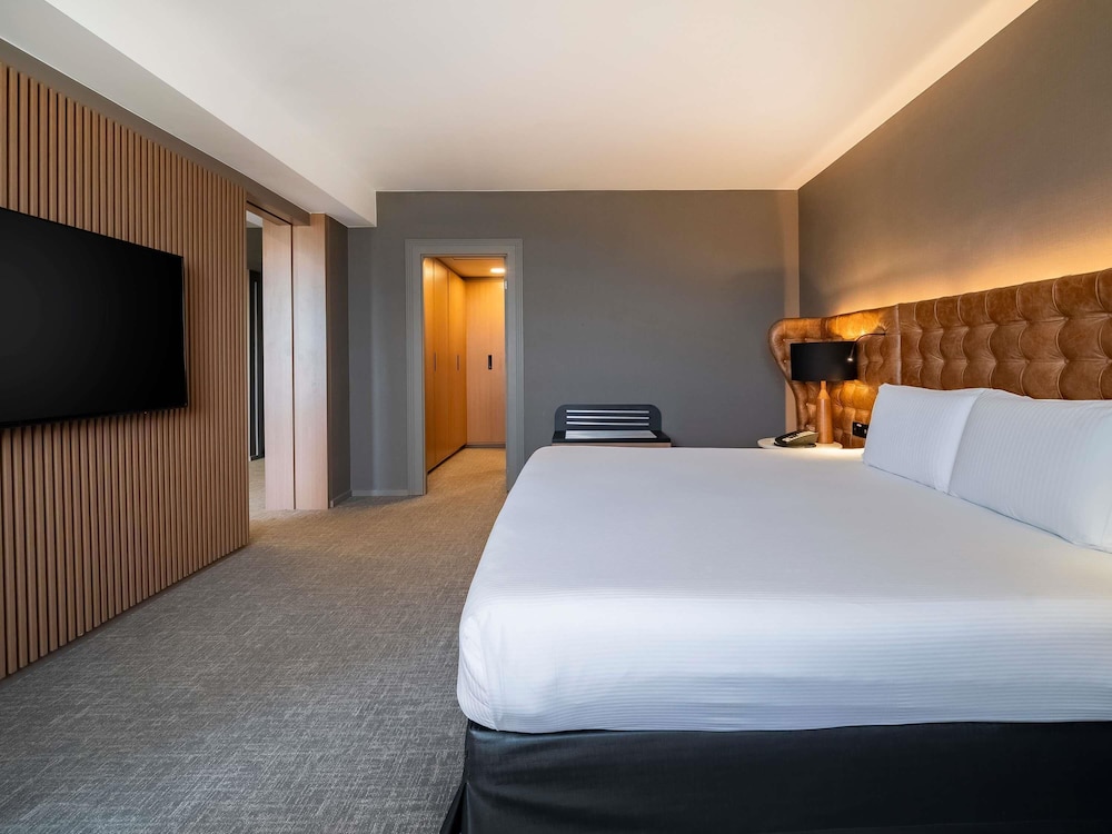 Suite ejecutiva, 1 cama de matrimonio grande, Acceso al salón del club del hotel Pullman São Paulo Guarulhos Airport. Foto 3