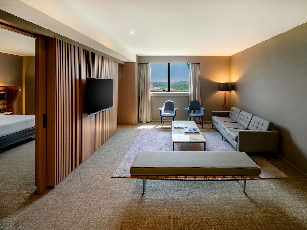 Suite ejecutiva, 1 cama de matrimonio grande, Acceso al salón del club del hotel Pullman São Paulo Guarulhos Airport. Foto 4