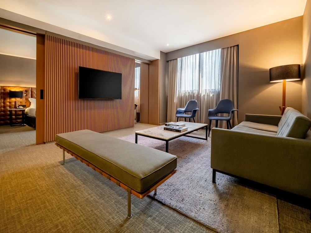 Suite ejecutiva, 1 cama de matrimonio grande, Acceso al salón del club del hotel Pullman São Paulo Guarulhos Airport. Foto 5