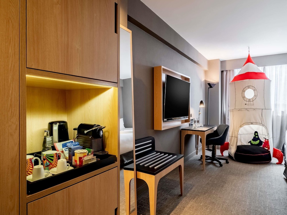 Habitación familiar, 1 cama King y 1 cama individual, bañera del hotel Pullman São Paulo Guarulhos Airport. Foto 3