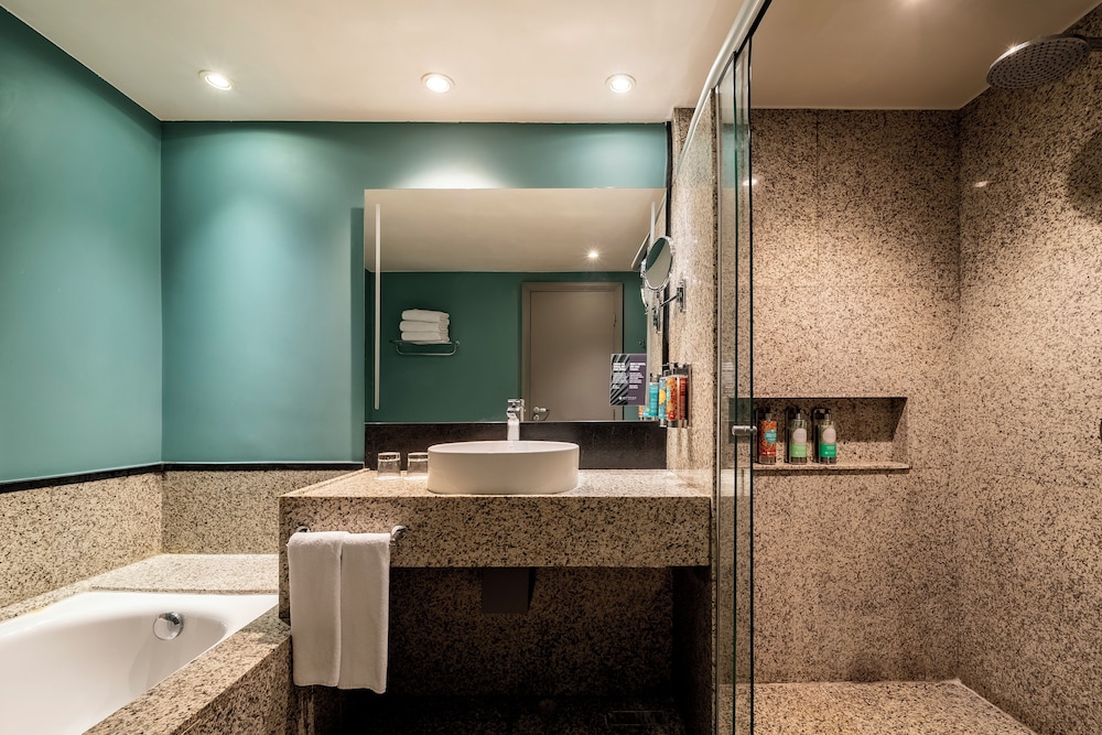 Habitación familiar, 1 cama King y 1 cama individual, bañera del hotel Pullman São Paulo Guarulhos Airport. Foto 8