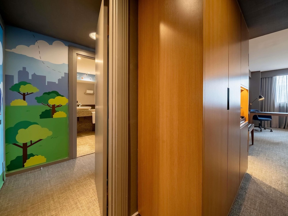 Suite familiar, varias camas, Acceso al salón del club del hotel Pullman São Paulo Guarulhos Airport. Foto 1