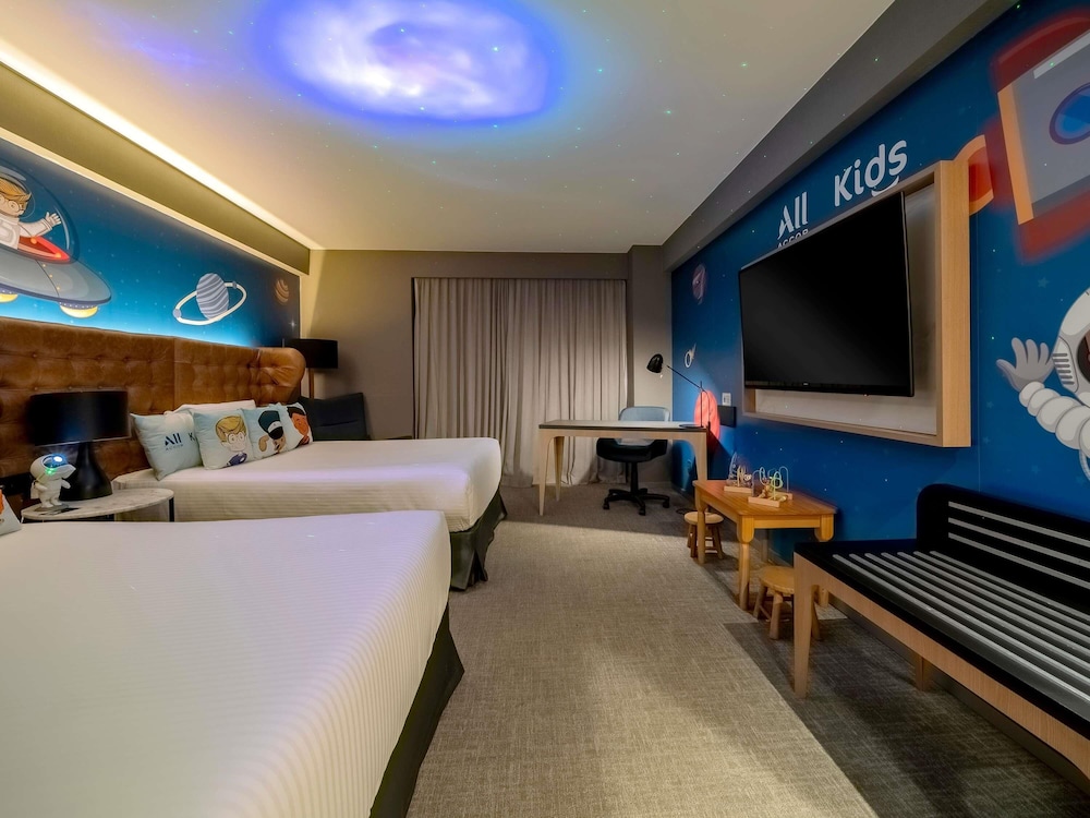 Suite familiar, varias camas, Acceso al salón del club del hotel Pullman São Paulo Guarulhos Airport. Foto 3