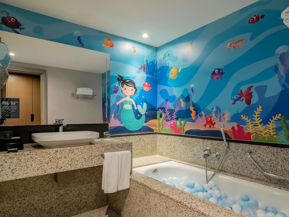 Suite familiar, varias camas, Acceso al salón del club del hotel Pullman São Paulo Guarulhos Airport. Foto 5
