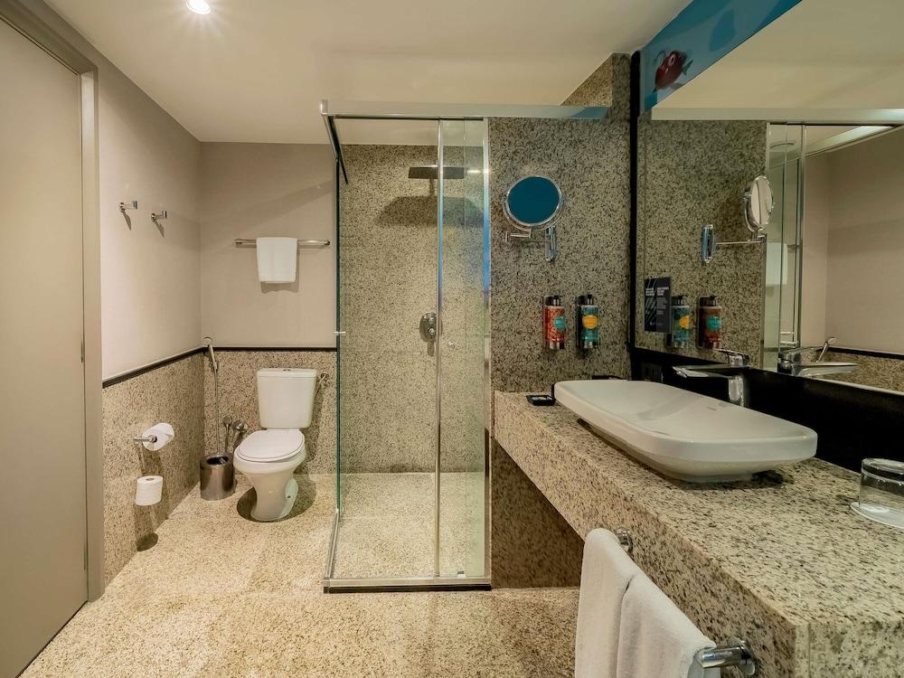 Suite familiar, varias camas, Acceso al salón del club del hotel Pullman São Paulo Guarulhos Airport. Foto 8