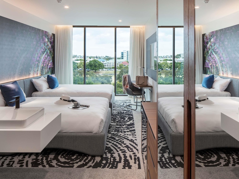 Habitación Premier 'N' con 2 camas dobles y vistas a la ciudad del hotel Novotel Brisbane South Bank. Foto 7