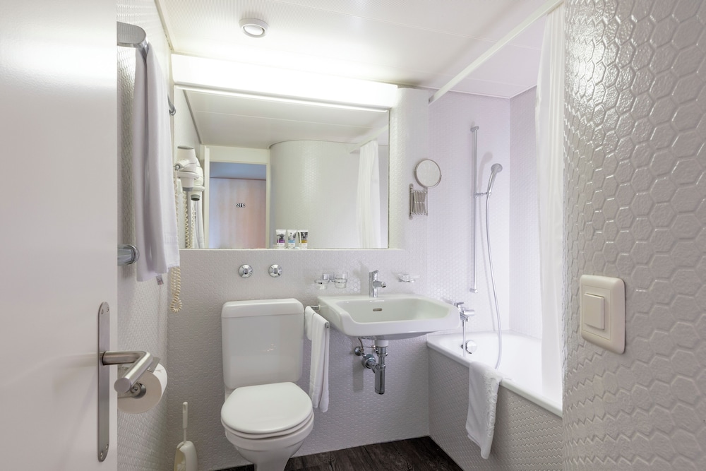 Habitación Doble Estándar del hotel Mercure Lenzburg Krone. Foto 11