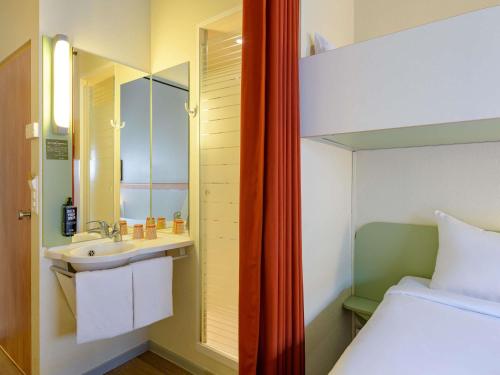 Habitación Triple del hotel Ibis Budget Luzern City. Foto 2