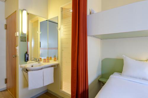 Habitación Triple del hotel Ibis Budget Luzern City. Foto 4