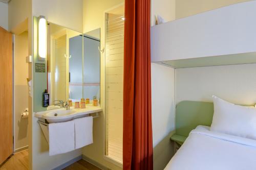 Habitación Triple del hotel Ibis Budget Luzern City. Foto 6