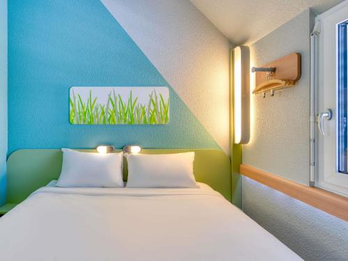 Habitación Doble con cama doble del hotel Ibis Budget Luzern City. Foto 1