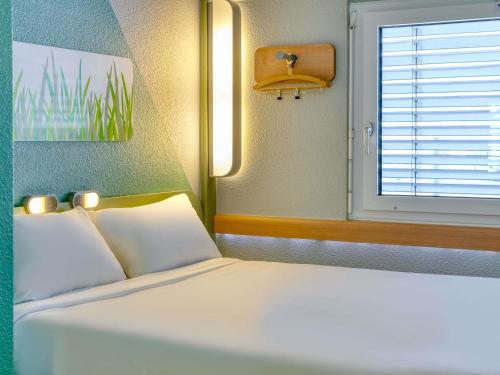 Habitación Doble con cama doble del hotel Ibis Budget Luzern City. Foto 2