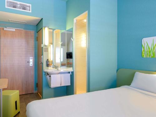 Habitación Doble con cama doble del hotel Ibis Budget Luzern City. Foto 3