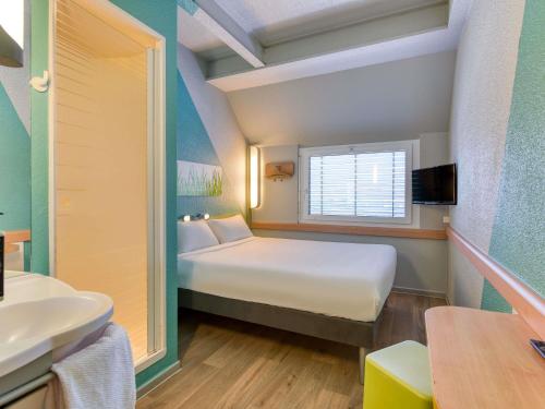 Habitación Doble con cama doble del hotel Ibis Budget Luzern City. Foto 4