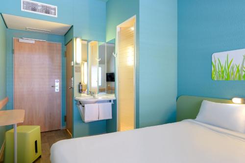 Habitación Doble con cama doble del hotel Ibis Budget Luzern City. Foto 6