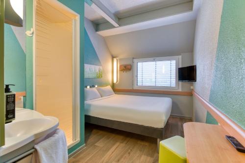 Habitación Doble con cama doble del hotel Ibis Budget Luzern City. Foto 8