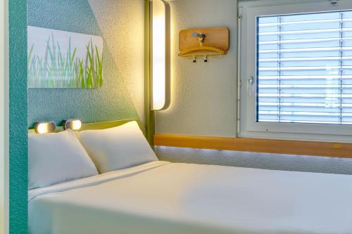 Habitación Doble con cama doble del hotel Ibis Budget Luzern City. Foto 10