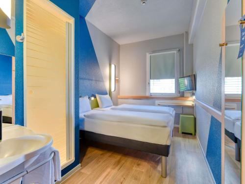 Habitación Doble Estándar - 2 camas del hotel Ibis Budget Luzern City. Foto 3