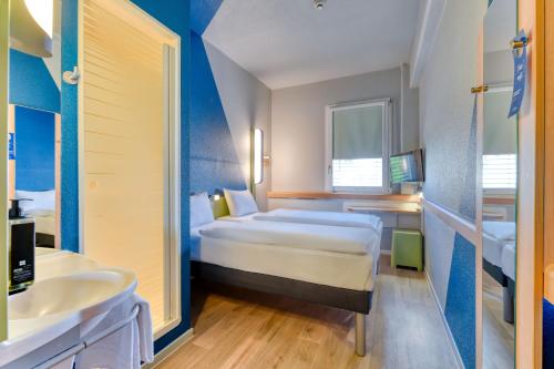 Habitación Doble Estándar - 2 camas del hotel Ibis Budget Luzern City. Foto 7