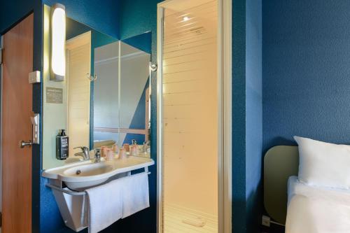 Habitación Doble Estándar - 2 camas del hotel Ibis Budget Luzern City. Foto 8