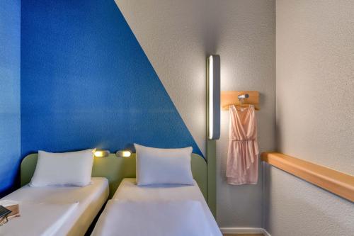 Habitación Doble Estándar - 2 camas del hotel Ibis Budget Luzern City. Foto 10