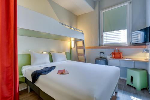Habitación Triple - 1 cama doble y 1 litera del hotel Ibis Budget Luzern City