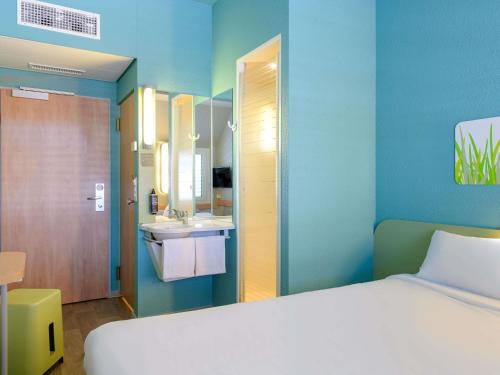 Habitación Doble con cama doble del hotel Ibis Budget Luzern City. Foto 5