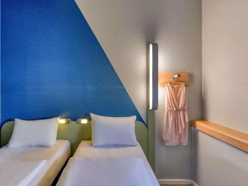 Habitación Doble Estándar - 2 camas del hotel Ibis Budget Luzern City. Foto 9