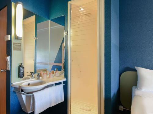 Habitación Doble Estándar - 2 camas del hotel Ibis Budget Luzern City. Foto 11
