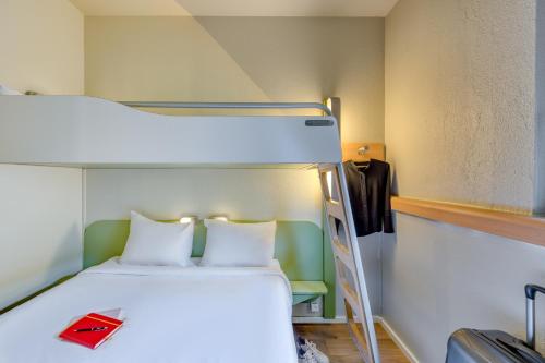 Habitación Triple - 1 cama doble y 1 litera del hotel Ibis Budget Luzern City. Foto 4