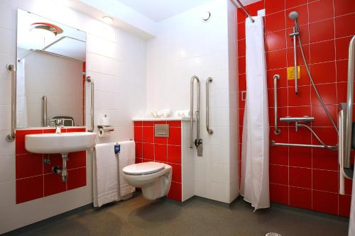 Habitación Doble adaptada para personas con movilidad reducida del hotel Travelodge Barcelona Fira. Foto 3