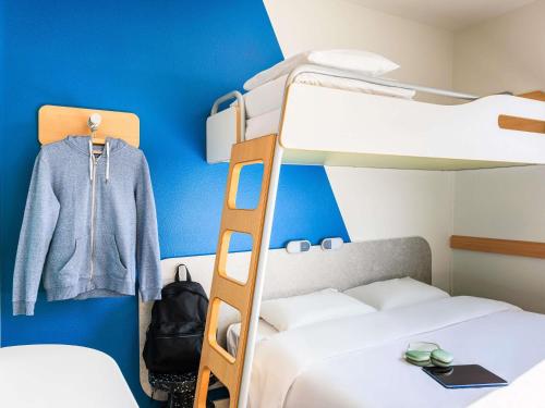 TRIPLE - habitación con cama doble, 160 x 190 cm, y litera, 80 x 200 cm. del hotel Ibis Budget Lausanne Bussigny