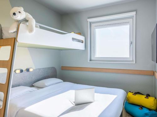TRIPLE - habitación con cama doble, 160 x 190 cm, y litera, 80 x 200 cm. del hotel Ibis Budget Lausanne Bussigny. Foto 1