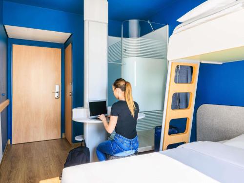 TRIPLE - habitación con cama doble, 160 x 190 cm, y litera, 80 x 200 cm. del hotel Ibis Budget Lausanne Bussigny. Foto 2