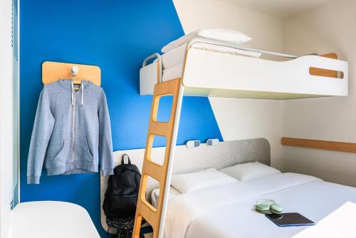 TRIPLE - habitación con cama doble, 160 x 190 cm, y litera, 80 x 200 cm. del hotel Ibis Budget Lausanne Bussigny. Foto 5