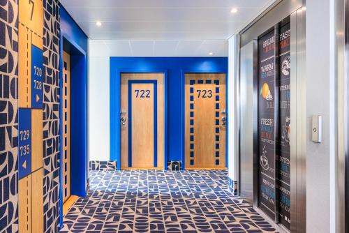 TRIPLE - habitación con cama doble, 160 x 190 cm, y litera, 80 x 200 cm. del hotel Ibis Budget Lausanne Bussigny. Foto 11