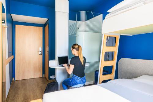 DOBLE - habitación estándar con 1 cama doble, 160 x 190 cm. del hotel Ibis Budget Lausanne Bussigny. Foto 14