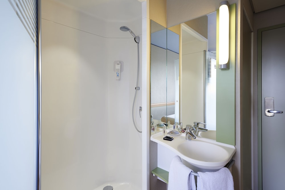TRIPLE - Habitación con una cama grande y una litera del hotel Ibis Budget Winterthur. Foto 3